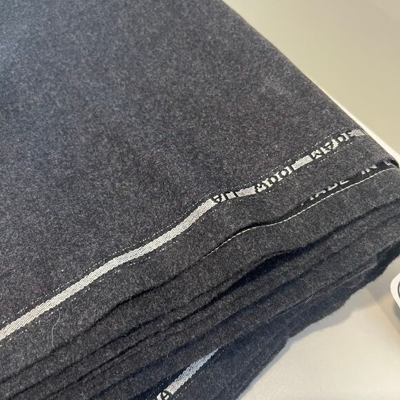 Suiting Fabric 100% Pure Wool Made in England Charcoal Gray 5.7M JP - Picture 5 of 5